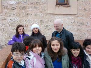 I docenti norvegesi insieme alla prof.ssa Sferruzza e gli alunni della scuola primaria coinvolti nella visita, sulla terrazza  del castello