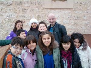 I docenti norvegesi insieme alla prof.ssa Sferruzza e gli alunni della scuola primaria coinvolti nella visita, sulla terrazza  del castello