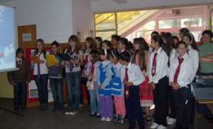 Foto con gli alunni di Giorgiu che cantano