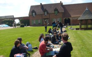 Foto della scuola di Rouen con un giardino