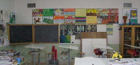 Immagine di una parete del laboratorio di arte