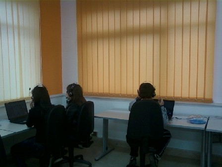 Immagine di un angolo del laboratorio con gli alunni al lavoro