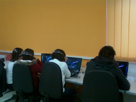 Immagine del laboratorio con gli alunni al lavoro