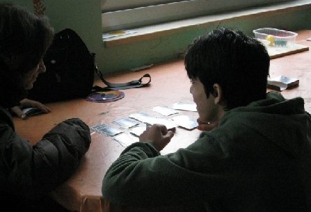 Immagine di un alunno che gioca con um mazzo di carte